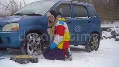 冬天，下着雪。 <strong>路上</strong>的人汽车出毛病了. 他<strong>正</strong>试图更换车轮，但他不能`